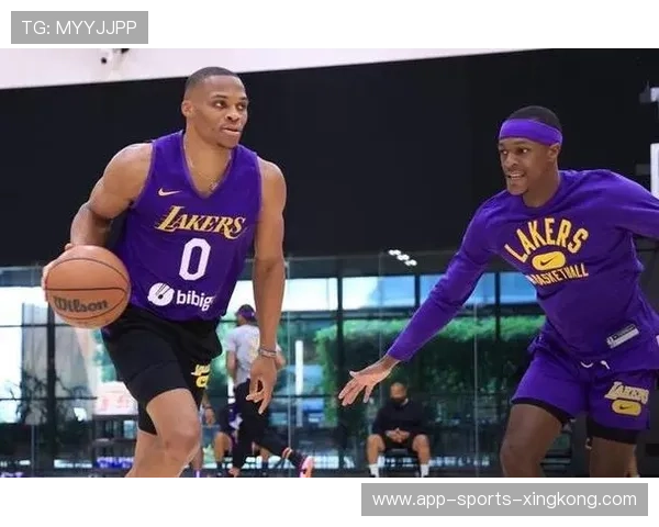 湖人背后传球助攻写下团队配合亮点